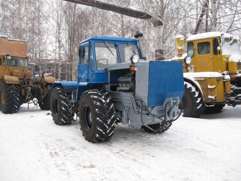 Трактор ХТЗ-150К-09 фронтальный вид